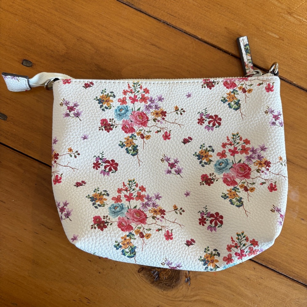 Steve Madden Floral Cosmetic Pouch / Wristlet – White Pebbled Faux Leather
